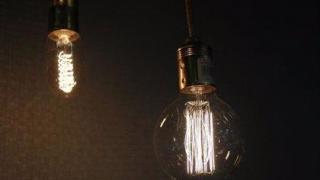 Imagen de dos bombillas