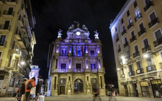 Fachada del ayuntamiento de Pamplona de noche e iluminada de color morado con motivo de la celebración del 8M, Día Internacional de la Mujer. Fachada del ayuntamiento de Pamplona de noche e iluminada de color morado con motivo de la celebración del 8M, Día Internacional de la Mujer.