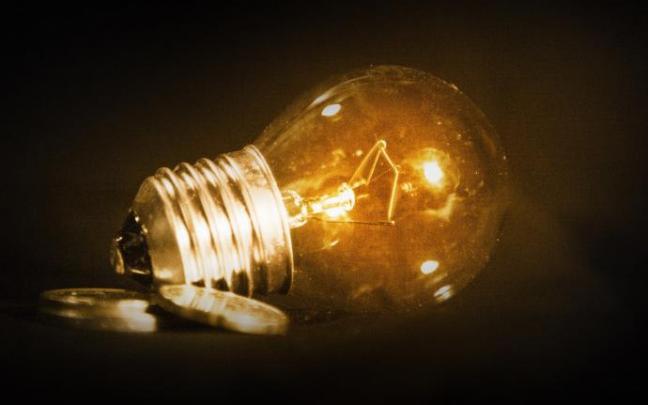 El precio de la luz seguirá disparado en el nuevo año. El precio de la luz seguirá disparado en el nuevo año.