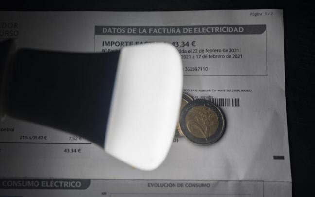 Una lámpara refleja el importe de una factura.