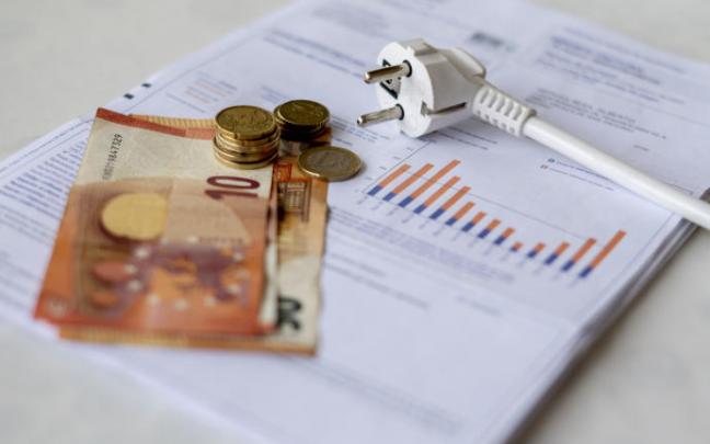 Un cable, dinero y una factura de luz. Un cable, dinero y una factura de luz.