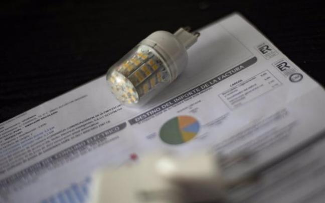 El precio medio de la luz acumula cuatro días consecutivos de bajada