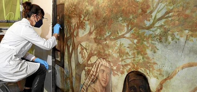 El equipo de restauración trabajando en las obras de Azcue.