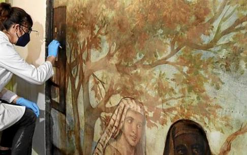 El equipo de restauración trabajando en las obras de Azcue.