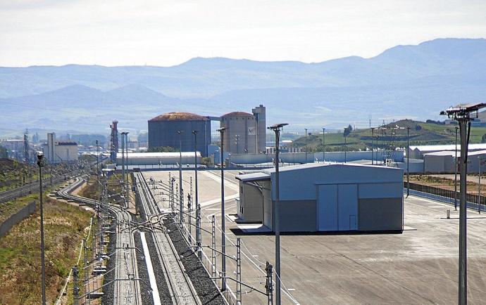 Panorámica de las instalaciones ferroviarias que atraviesan el polo logístico de Arasur. Foto: Jorge Muñoz