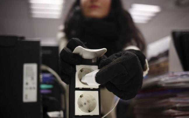 La factura de la luz es hoy 25 euros de media más cara que hace un año. La factura de la luz es hoy 25 euros de media más cara que hace un año.