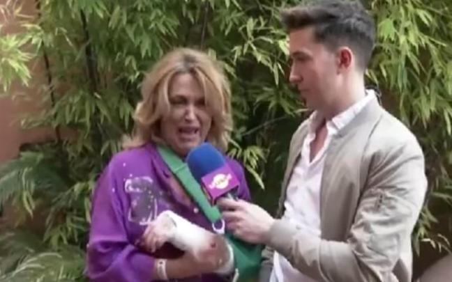 Lydia Lozano, llorando en su casa con el brazo escayolado. Lydia Lozano, llorando en su casa con el brazo escayolado.