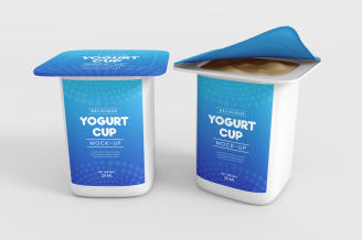 Dos vasos de yogur, uno con la tapa abierta.