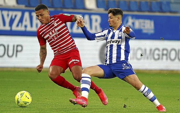 Darwin Machís supera a Borja Sainz durante el último partido (2020-21) entre el Deportivo Alavés y el Granada en Mendizorroza. Foto: Alex Larretxi