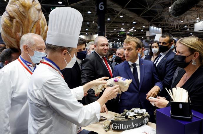 Emmanuel Macron, este lunes durante su visita a una feria gastronómica en Lyon.