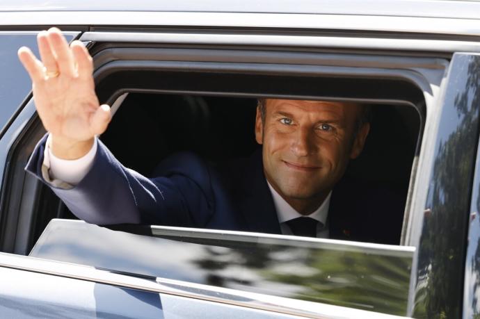 Emmanuel Macron durante la jornada electoral este domingo.