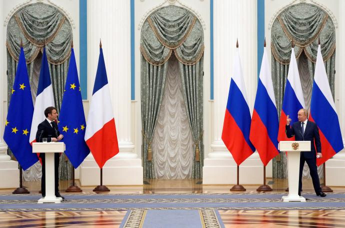 Macron se reúne durante varias horas con el presidente ruso, Vladimir Putin.