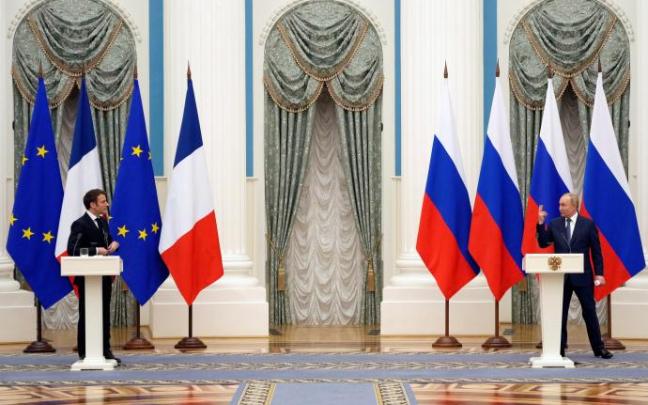 Macron se reúne durante varias horas con el presidente ruso, Vladimir Putin.