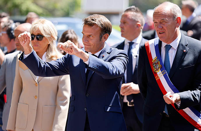 Macron saluda a sus seguidores tras acudir a votar este domingo.