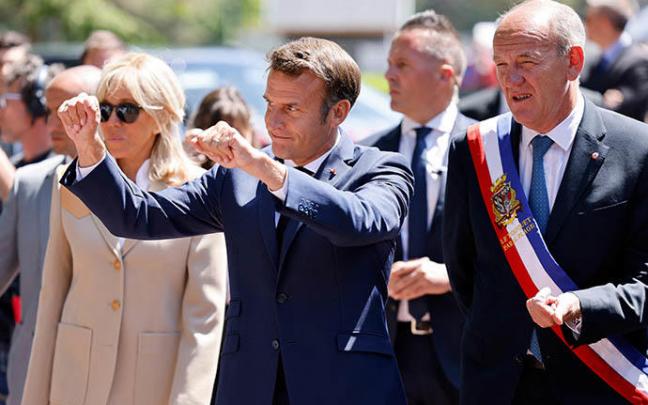 Macron saluda a sus seguidores tras acudir a votar este domingo.