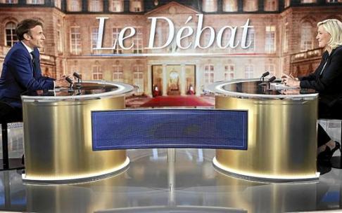 Emmanuel Macron y Marine Le Pen se enfrentaron ayer en el debate electoral francés. Foto: Efe