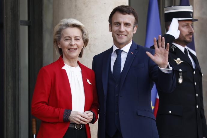 Macron y von der Leyen, antes de su reunión en París.