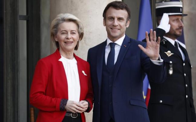 Macron y von der Leyen, antes de su reunión en París.