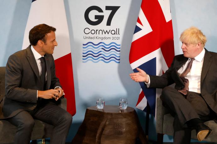 El presidente francés, Emmanuel Macron, durante su tenso encuentro con Boris Johnson