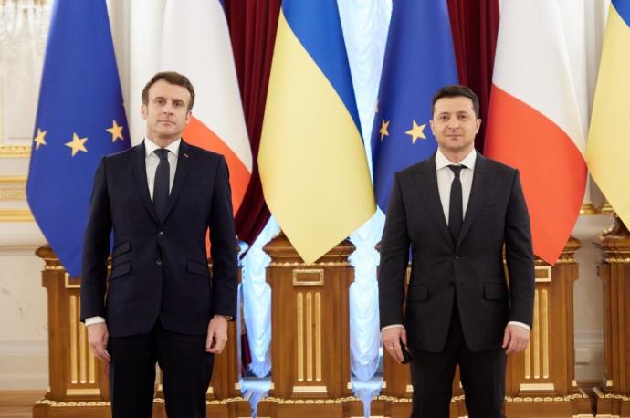 El presidente francés, Emmanuel Macron, y el presidente ucraniano, Velodímir Zelenski, durante un encuentro