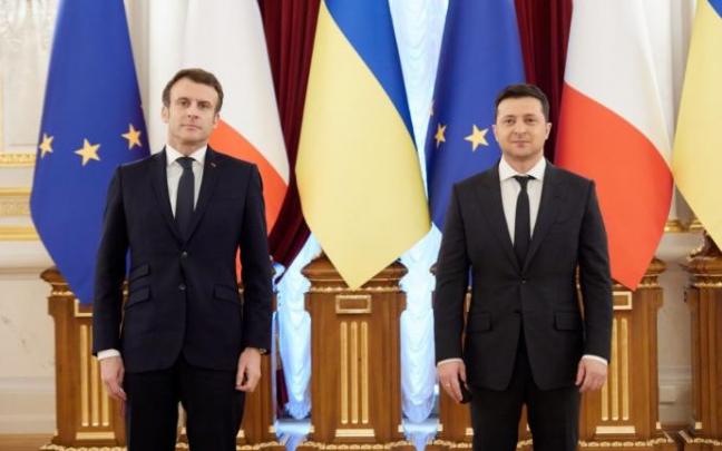 El presidente francés, Emmanuel Macron, y el presidente ucraniano, Velodímir Zelenski, durante un encuentro