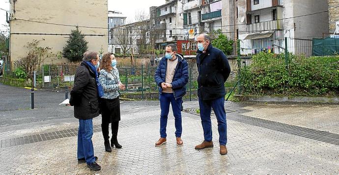 Representantes del Gobierno Vasco y del Ayuntamiento, ayer en Etxeberrieta. Foto: N.G.