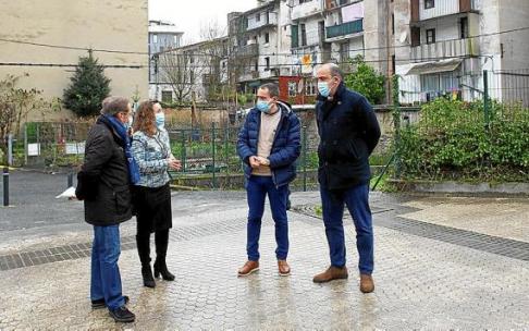 Representantes del Gobierno Vasco y del Ayuntamiento, ayer en Etxeberrieta. Foto: N.G.