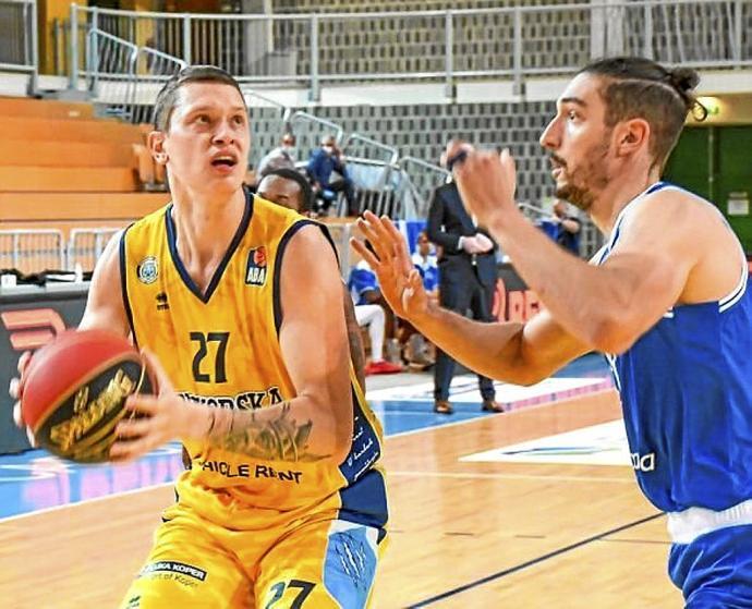 Macura controla el balón en un partido de la Liga Adriática.