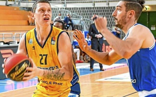 Macura controla el balón en un partido de la Liga Adriática.