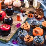 Magdalenas y manzanas caramelizadas inspiradas en Halloween.