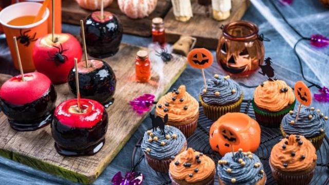 Magdalenas y manzanas caramelizadas inspiradas en Halloween.