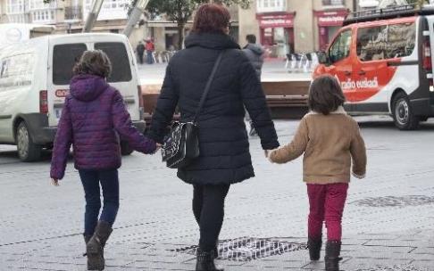 Madre con sus hijos Madre con sus hijos