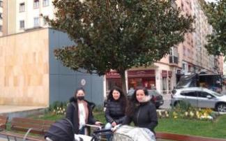 Jazmín Zambrano, Sara Landa y Maysa García, ayer en la plaza del Ayuntamiento de Burlada. Jazmín Zambrano, Sara Landa y Maysa García, ayer en la plaza del Ayuntamiento de Burlada.