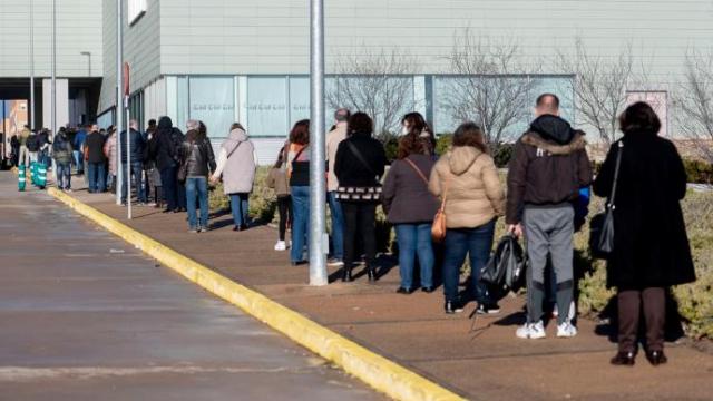 Varias personas esperan su turno para hacerse un test de detección de covid-19 en un hospital de Madrid.