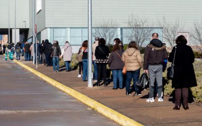 Varias personas esperan su turno para hacerse un test de detección de covid-19 en un hospital de Madrid. Varias personas esperan su turno para hacerse un test de detección de covid-19 en un hospital de Madrid.