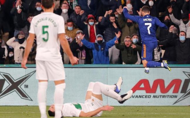 Hazard celebra el gol de la victoria al Elche Hazard celebra el gol de la victoria al Elche