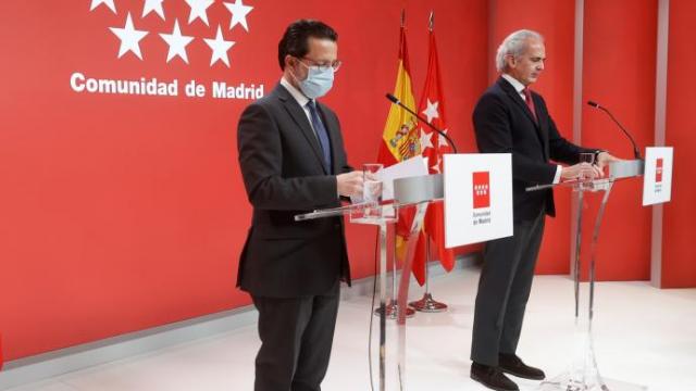 Los consejeros de Sanidad y Hacienda, durante su comparecencia de este viernes.