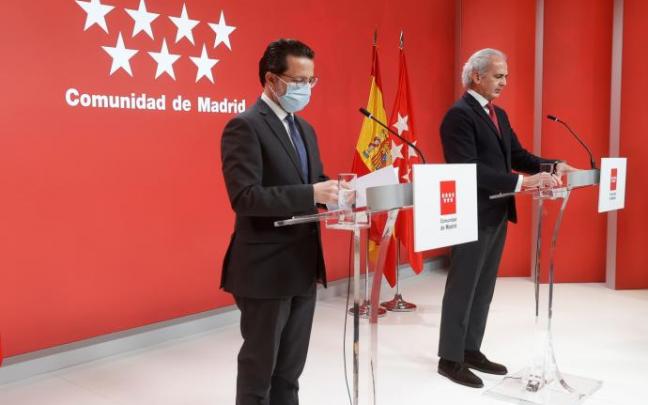 Los consejeros de Sanidad y Hacienda, durante su comparecencia de este viernes.