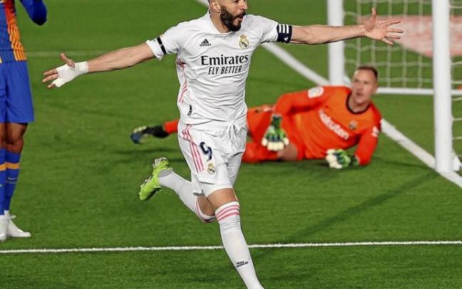 Benzema celebra el primer gol del partido. Foto: Efe