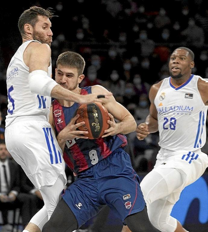 Marinkovic, frenado en seco por Rudy Fernández. Foto: Josu Chavarri