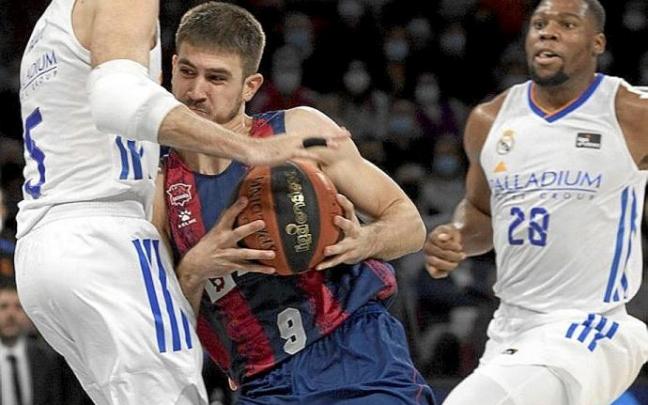 Marinkovic, frenado en seco por Rudy Fernández. Foto: Josu Chavarri