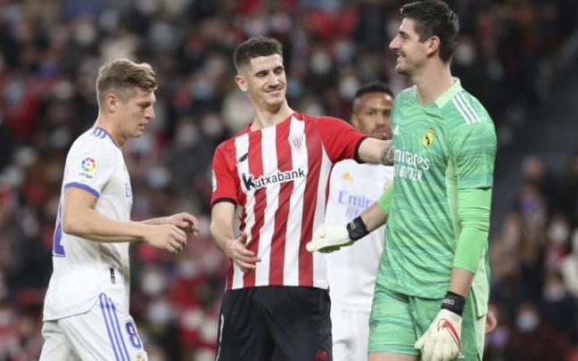 Oihan Sancet saluda a Thibaut Courtois tras el último duelo entre el Athletic y el Real Madrid.