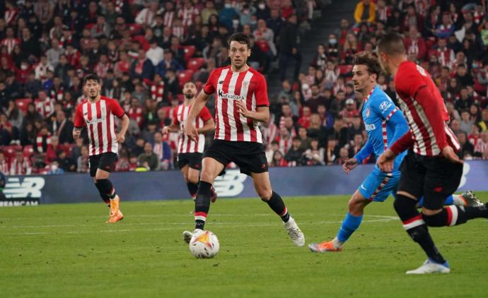 Mikel Vesga, junto a Antoine Griezmann, en un lance del encuentro del sábado entre el Athletic y el Atlético de Madrid.