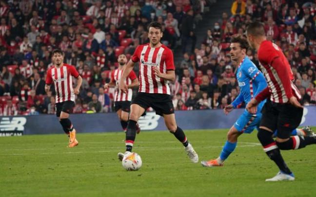 Mikel Vesga, junto a Antoine Griezmann, en un lance del encuentro del sábado entre el Athletic y el Atlético de Madrid. Mikel Vesga, junto a Antoine Griezmann, en un lance del encuentro del sábado entre el Athletic y el Atlético de Madrid.