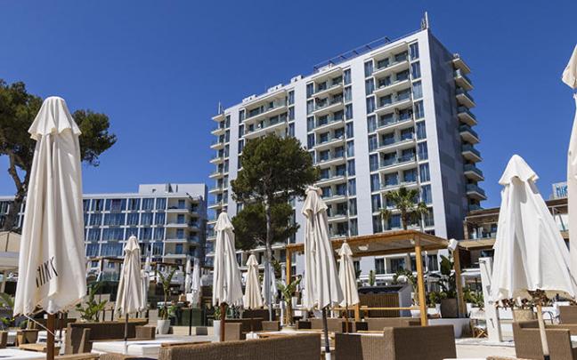 El hotel desde el que se ha precipitaddo el hombre.