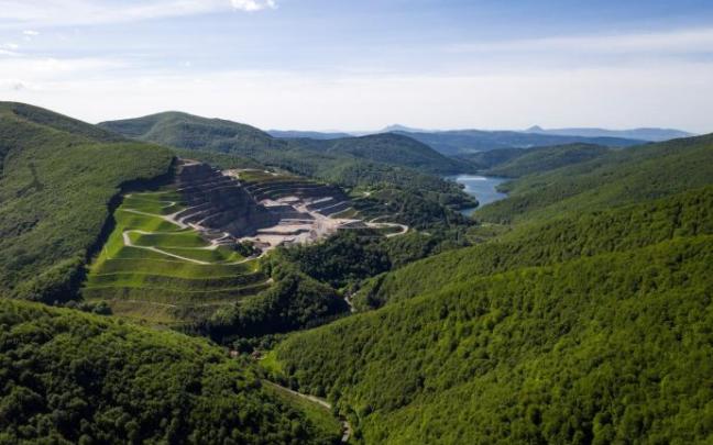 Vista de la cantera de Magnesitas Navarras. Vista de la cantera de Magnesitas Navarras.
