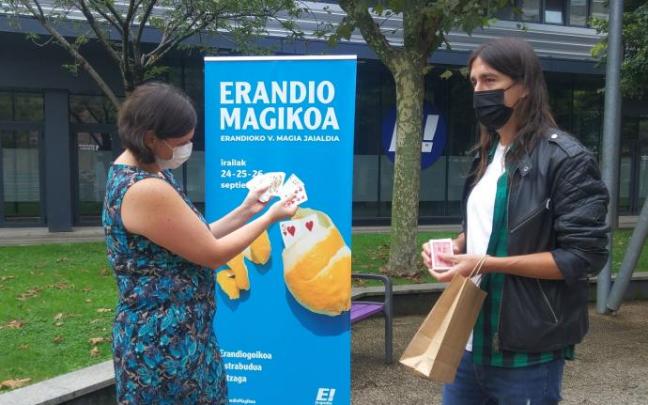 La alcaldesa, Aitziber Oliban, con Tor en el truco de ayer miércoles.