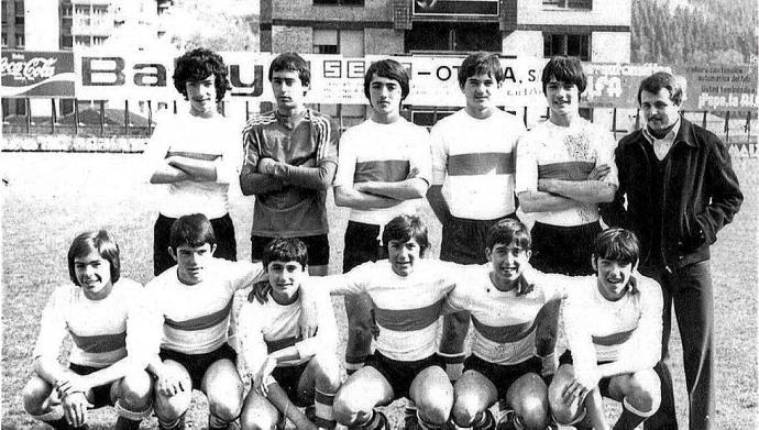 Ernesto Valverde con 15 años con la Selección Cadete de Álava en el Campo de Ipurua (Eibar) en 1979. El tercero por la izquierda de los agachados. En aquella fecha pertenecía a la disciplina del Club San Ignacio.