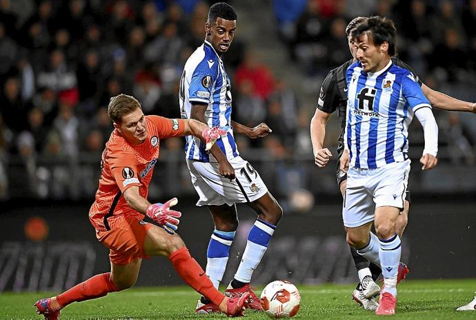 El portero del Sturm Graz, Siebenhandl, se dispone a detener un lanzamiento de Silva en presencia de Alexander Isak. Foto: Efe