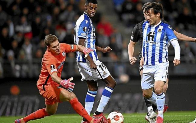 El portero del Sturm Graz, Siebenhandl, se dispone a detener un lanzamiento de Silva en presencia de Alexander Isak. Foto: Efe